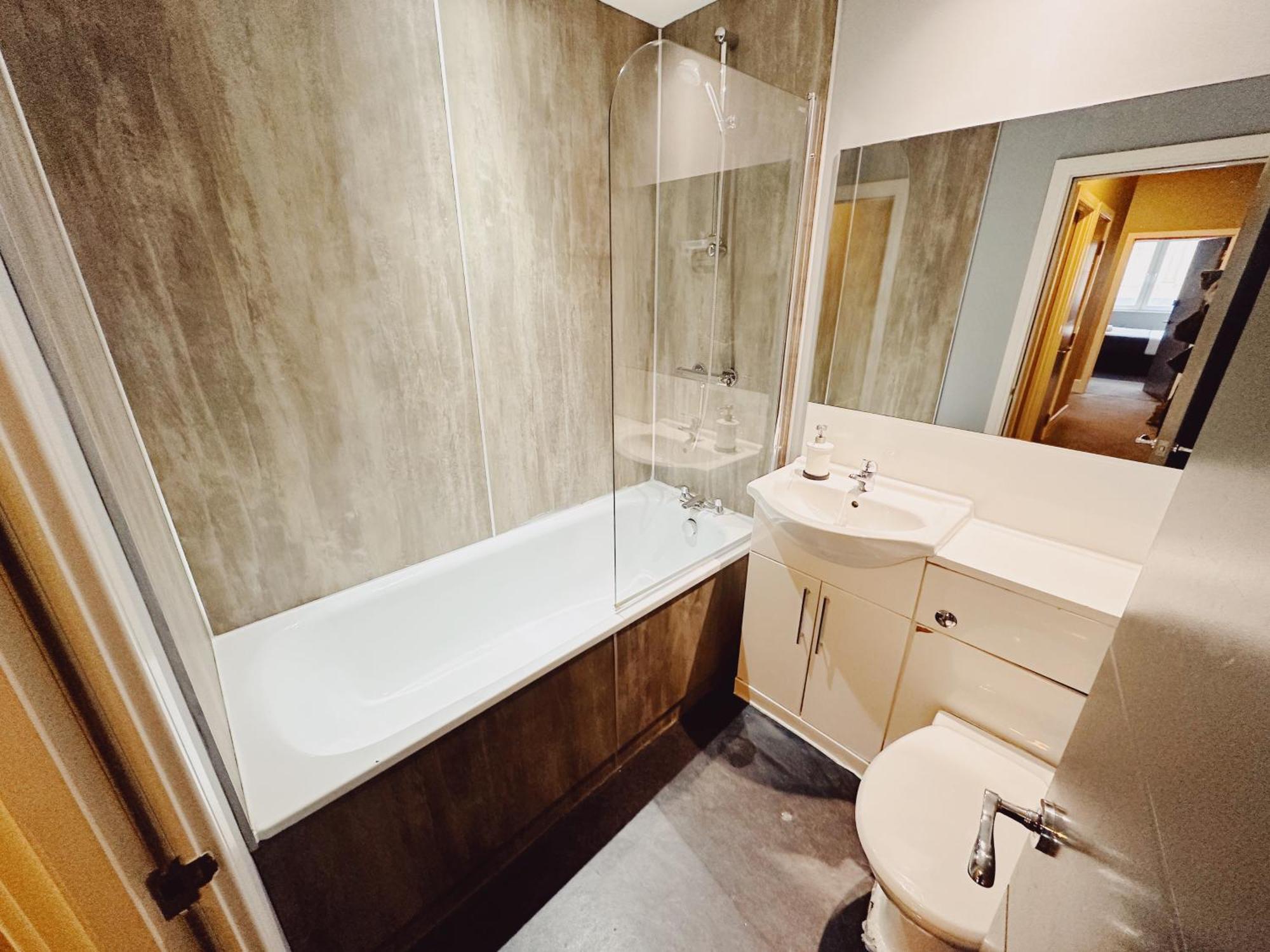3 Bedroom Apartment In The Heart Of Newcastle - Modern - Sleeps 6 Exterior photo